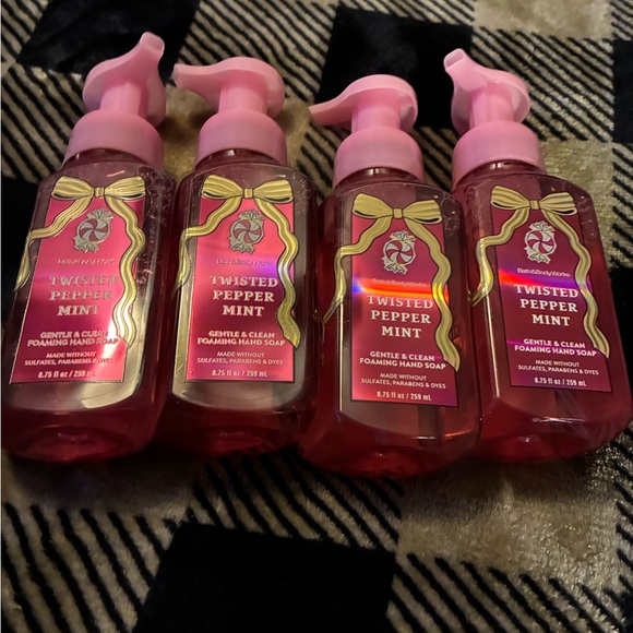 Bath & Body Works Twisted Pepper Mint Foaming Hand Soap - Red and Pink (4) - Picture 4 of 5